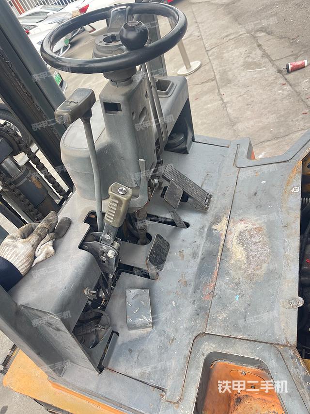 驾驶室操作台（设备外观及核心部件）