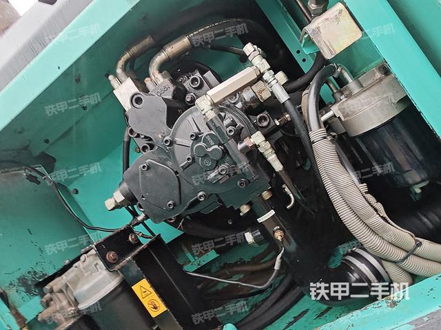 液压泵舱室正面整体（整机外观）