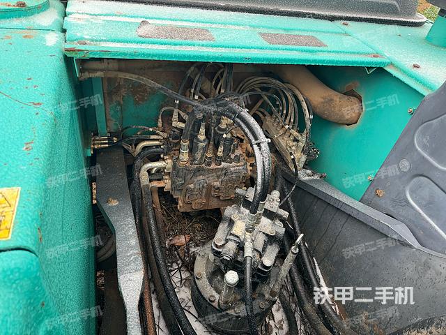 回转马达和主控阀（整机外观）