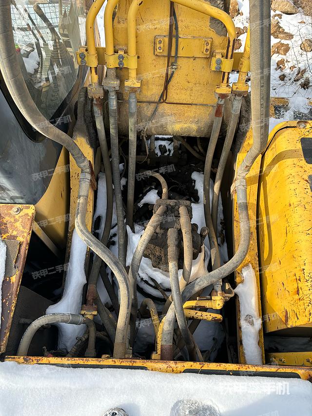 回转马达和主控阀（整机外观）