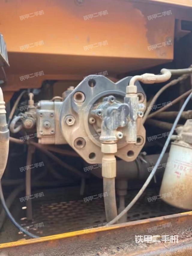 液压泵舱室正面整体（整机外观）