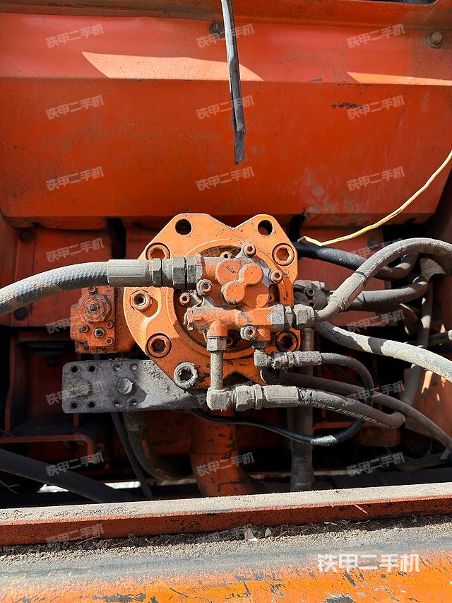 液压泵舱室正面整体（整机外观）