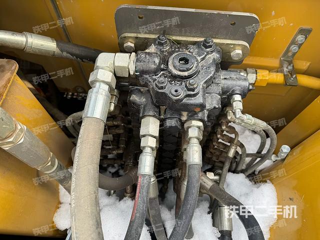 回转马达和主控阀（整机外观）