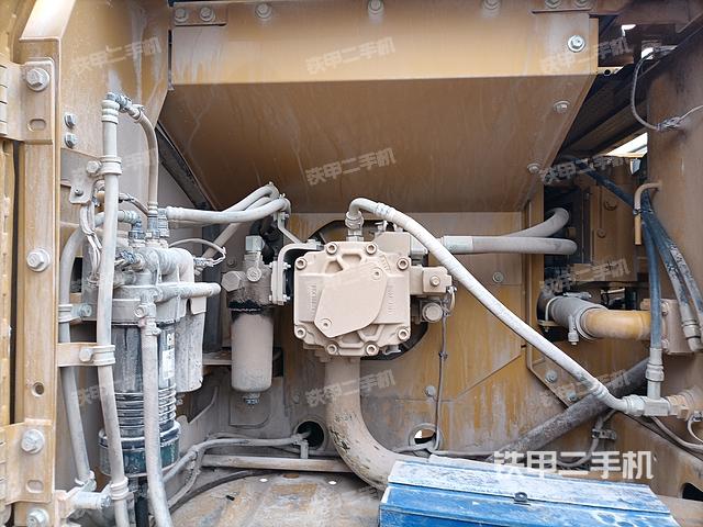 液压泵舱室正面整体（整机外观）