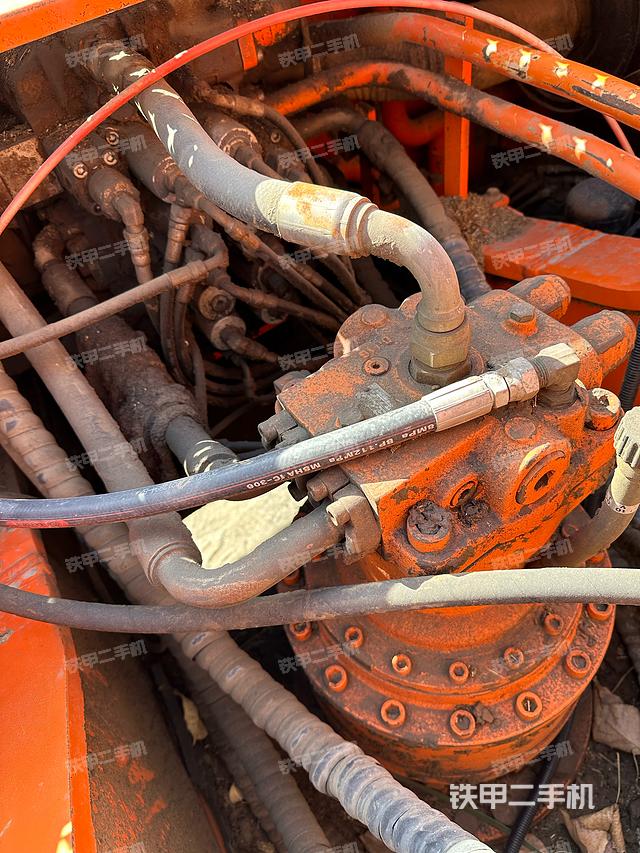 回转马达和主控阀（整机外观）