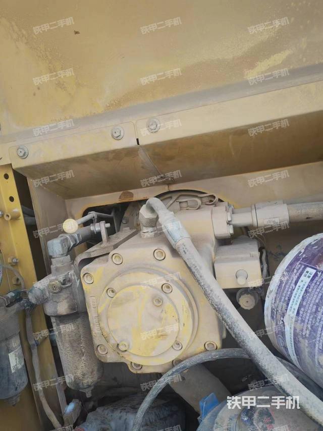 液压泵舱室正面整体（整机外观）