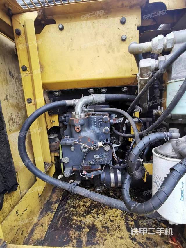 液压泵舱室正面整体（整机外观）