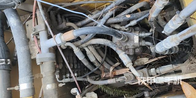 回转马达和主控阀（整机外观）