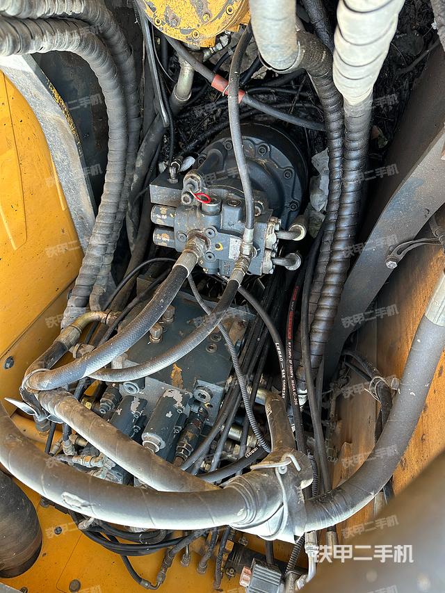 回转马达和主控阀（整机外观）