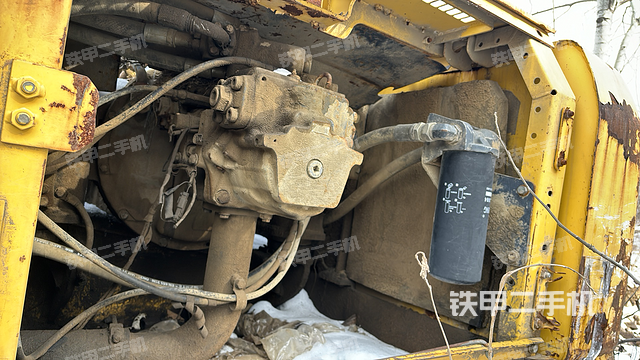 液压泵舱室正面整体（整机外观）