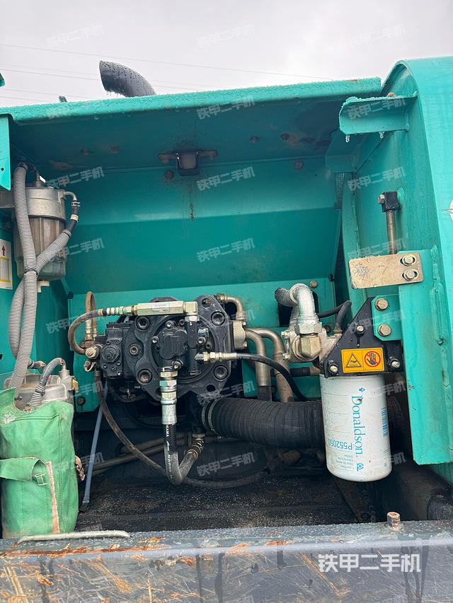 液压泵舱室正面整体（整机外观）