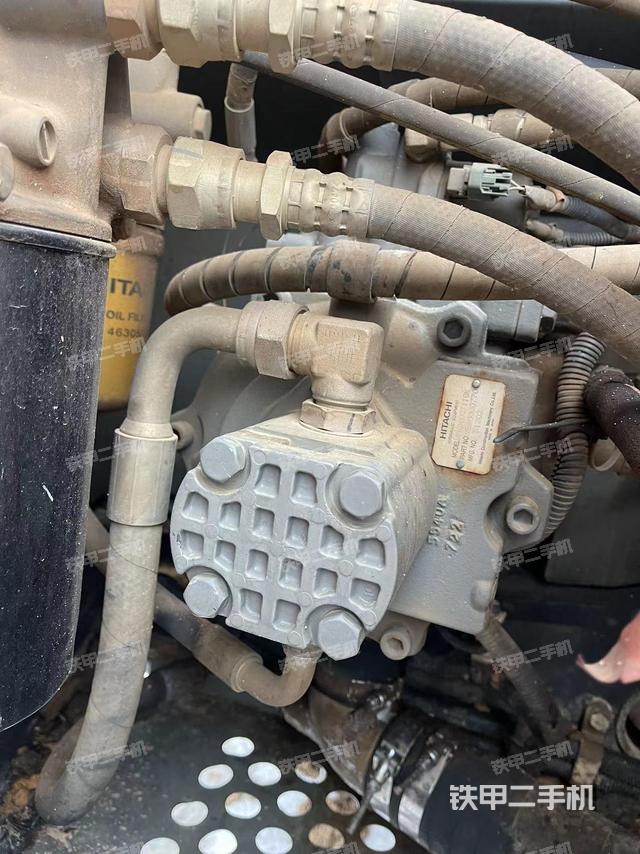 液压泵舱室正面整体（整机外观）