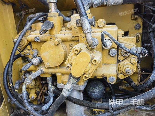 液压泵舱室正面整体（整机外观）