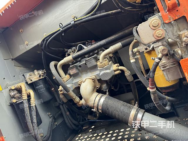 液压泵舱室正面整体（整机外观）