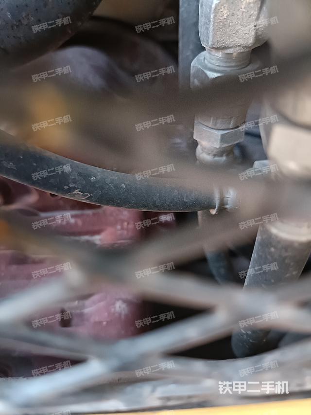 液压泵舱室正面整体（整机外观）