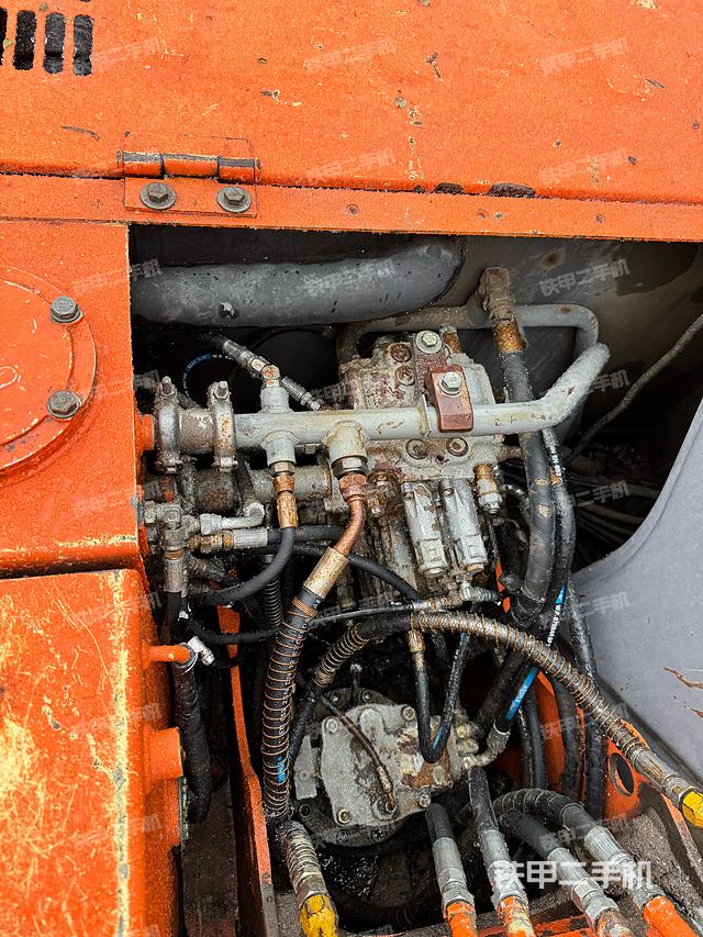 回转马达和主控阀（整机外观）