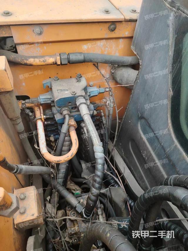 回转马达和主控阀（整机外观）