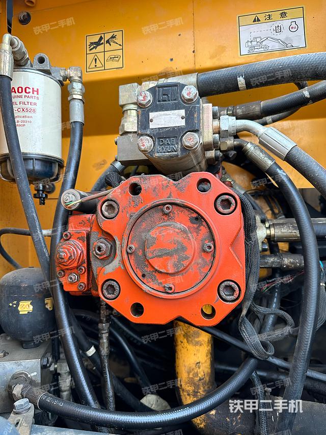 液压泵舱室正面整体（整机外观）