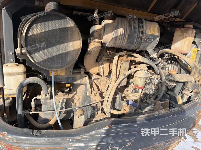 液压泵舱室正面整体（整机外观）