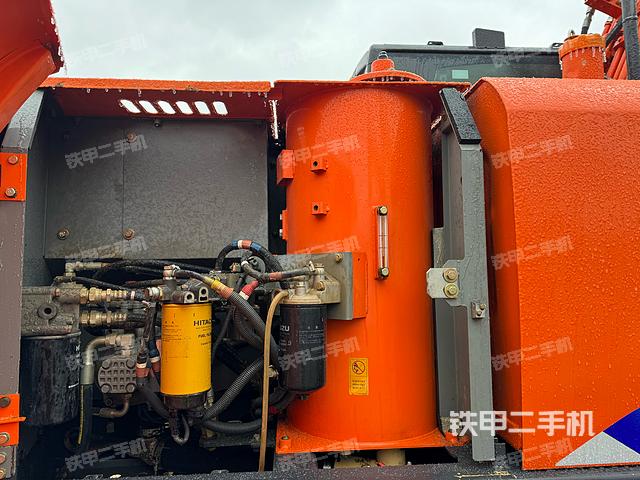 液压泵舱室正面整体（整机外观）