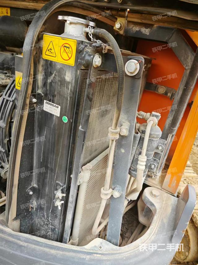 回转马达和主控阀（整机外观）