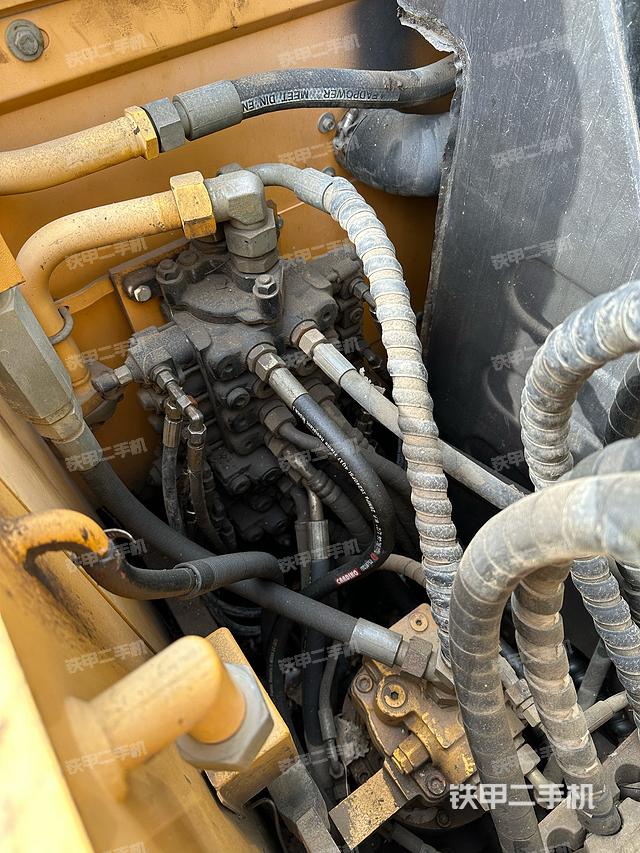 回转马达和主控阀（整机外观）