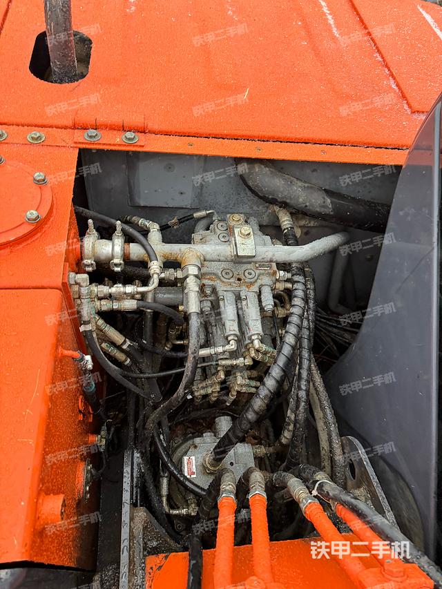 回转马达和主控阀（整机外观）