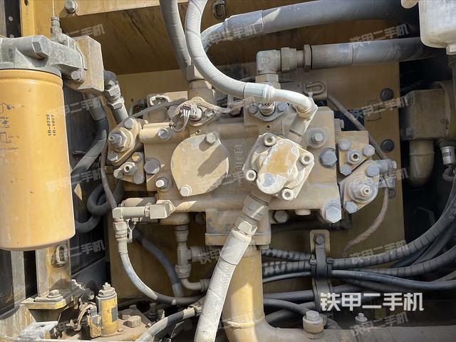 液压泵舱室正面整体（整机外观）