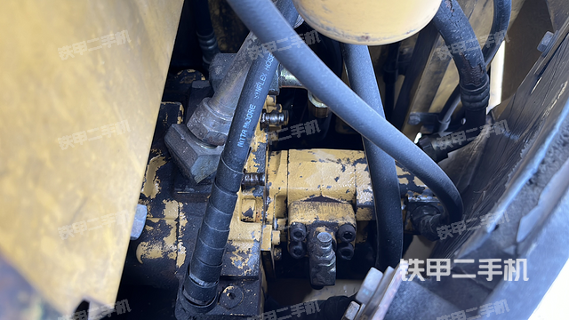 液压泵舱室正面整体（整机外观）