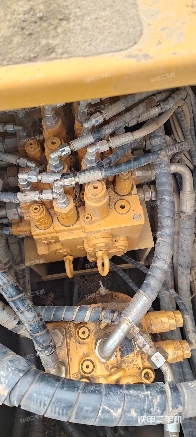 回转马达和主控阀（整机外观）