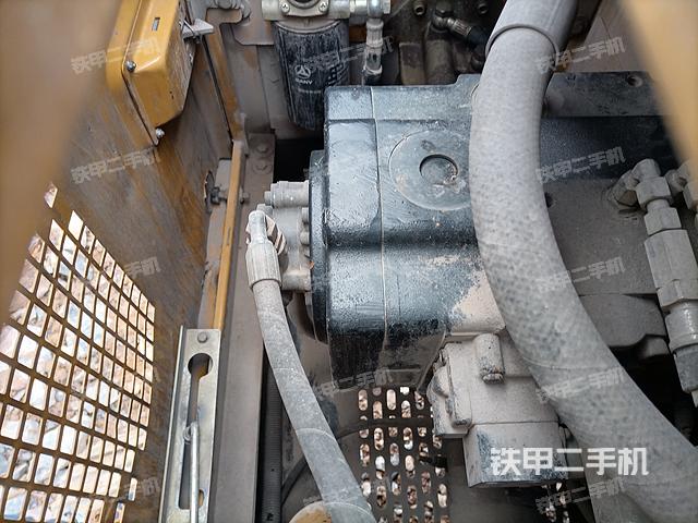 液压泵舱室正面整体（整机外观）