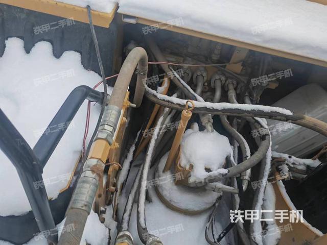 回转马达和主控阀（整机外观）