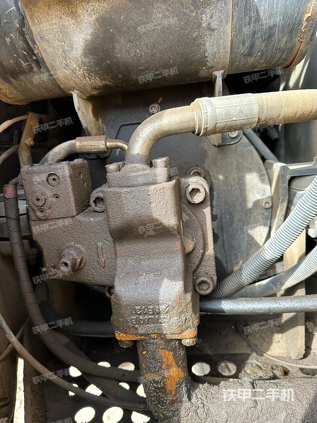 液压泵舱室正面整体（整机外观）