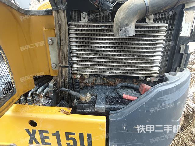 液压泵舱室正面整体（整机外观）