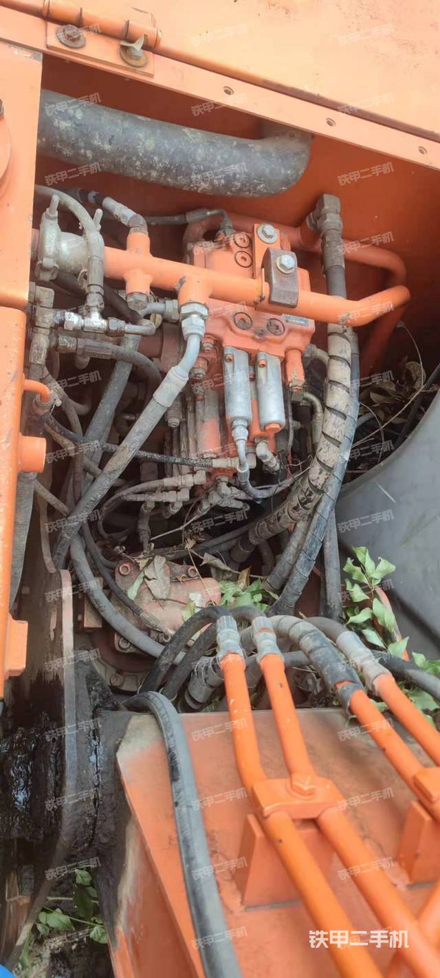 回转马达和主控阀（整机外观）