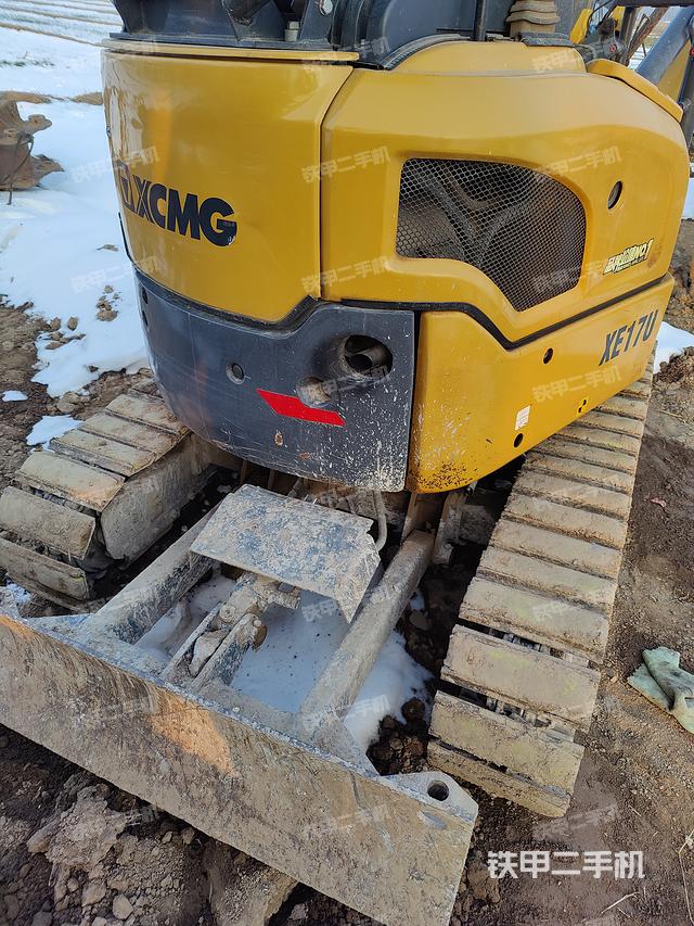 液压泵舱室正面整体（整机外观）