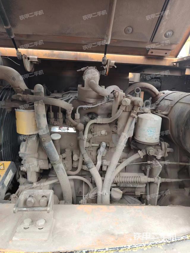 液压泵舱室正面整体（整机外观）