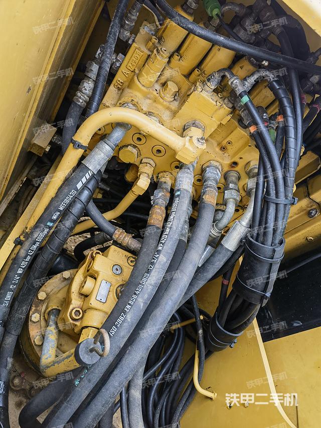 回转马达和主控阀（整机外观）