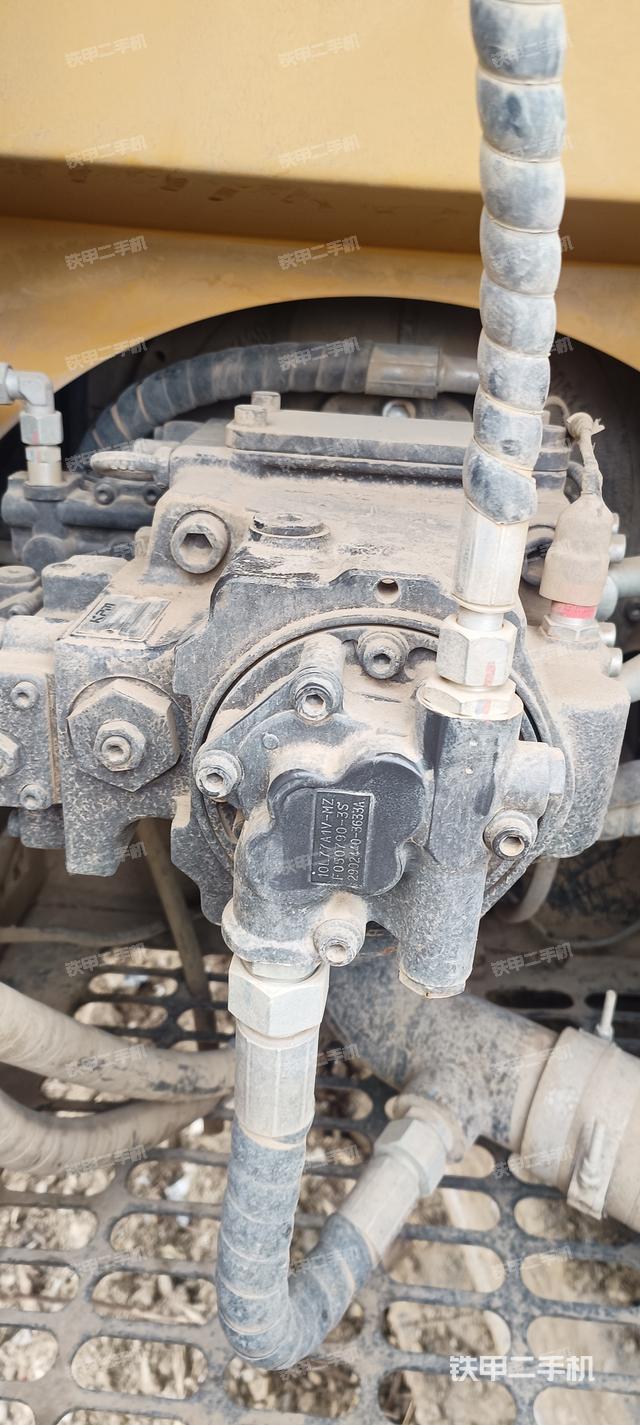 液压泵舱室正面整体（整机外观）