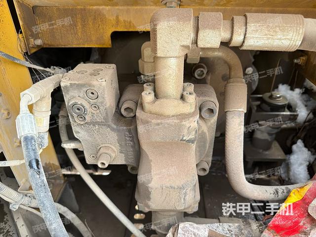 液压泵舱室正面整体（整机外观）