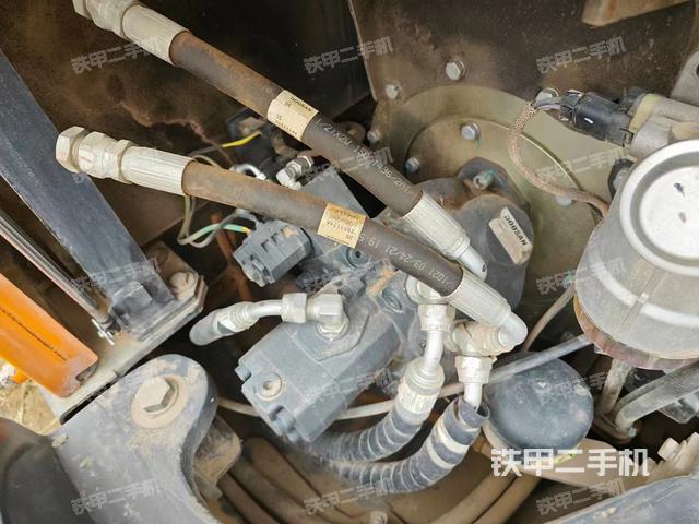 液压泵舱室正面整体（整机外观）