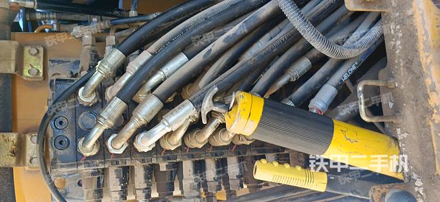 液压泵舱室正面整体（整机外观）