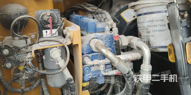 回转马达和主控阀（整机外观）