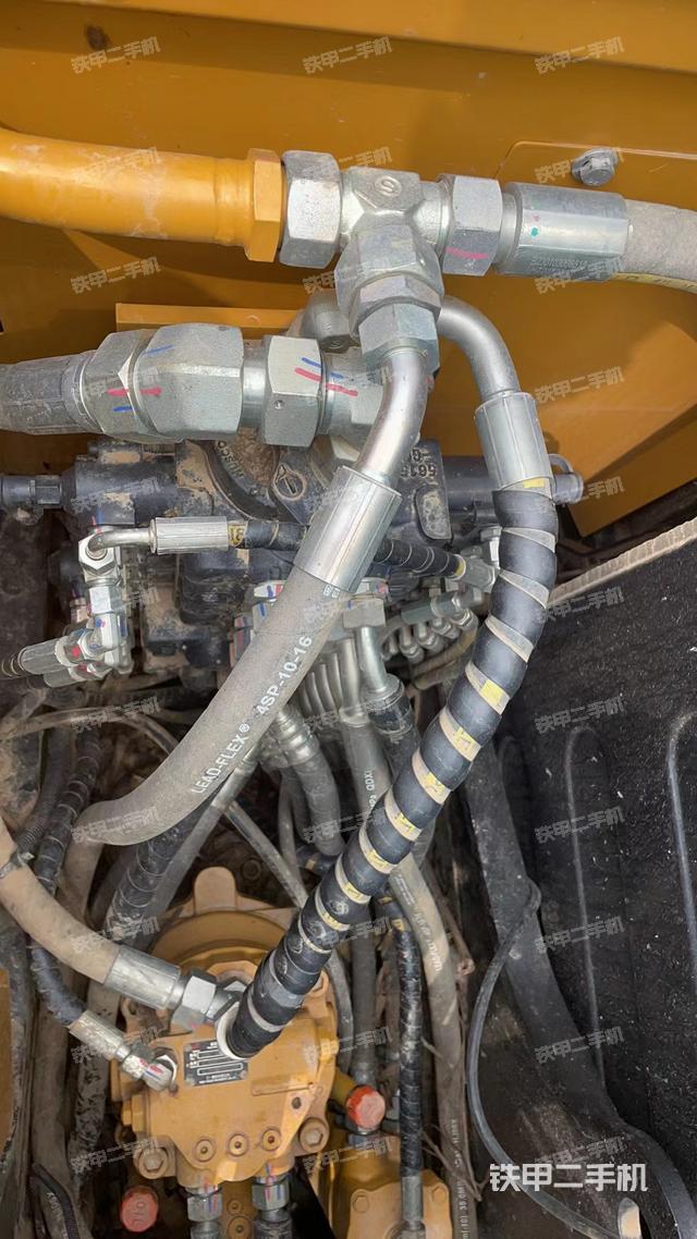 回转马达和主控阀（整机外观）