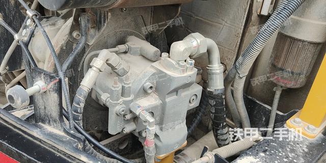 液压泵舱室正面整体（整机外观）