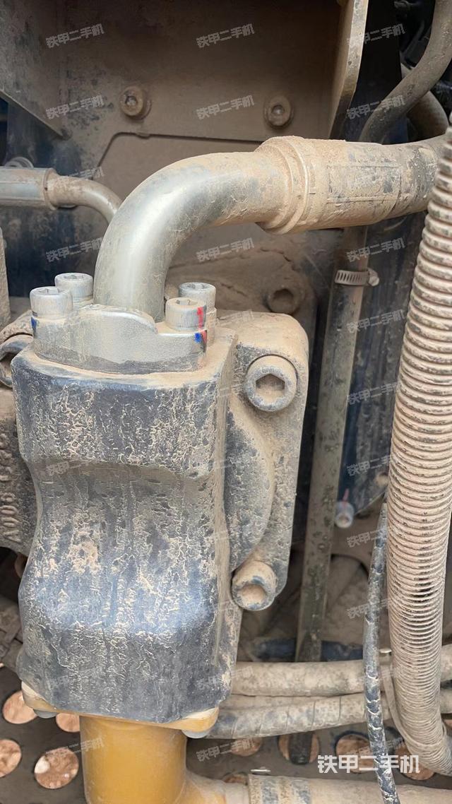 液压泵舱室正面整体（整机外观）