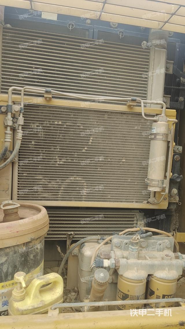 液压泵舱室正面整体（整机外观）