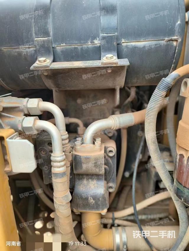 液压泵舱室正面整体（整机外观）