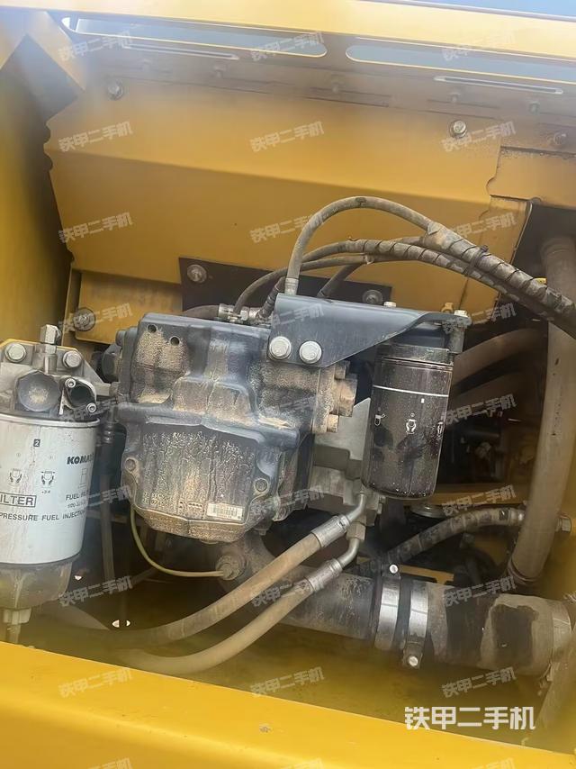 液压泵舱室正面整体（整机外观）