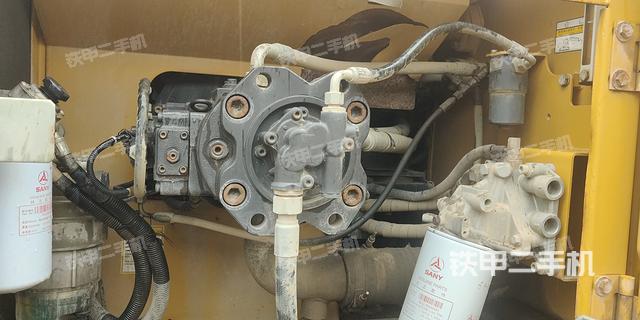 液压泵舱室正面整体（整机外观）